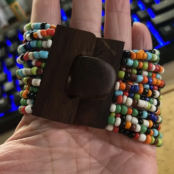 Bead bracelet with wooden closure - Picture 2 of 5